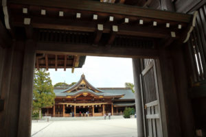 神奈川「寒川神社の桜」山門から本堂を望む
