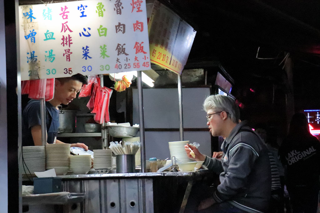 台湾紀行「士林夜市」屋台風出店で一杯
