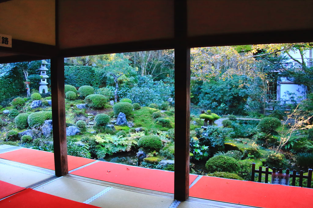 京都「大原三千院」院内から聚碧園の庭園を望む