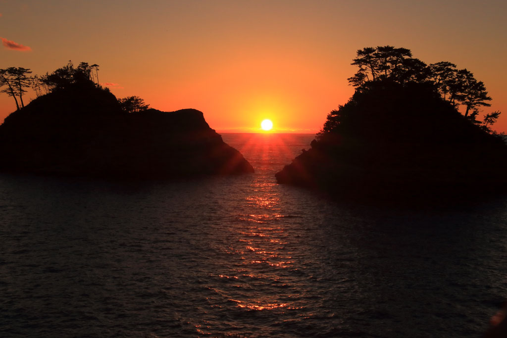 西伊豆「堂ヶ島」蛇島と稗島の間に沈む夕日