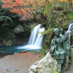 中伊豆「初景滝」伊豆の踊子像と紅葉風景