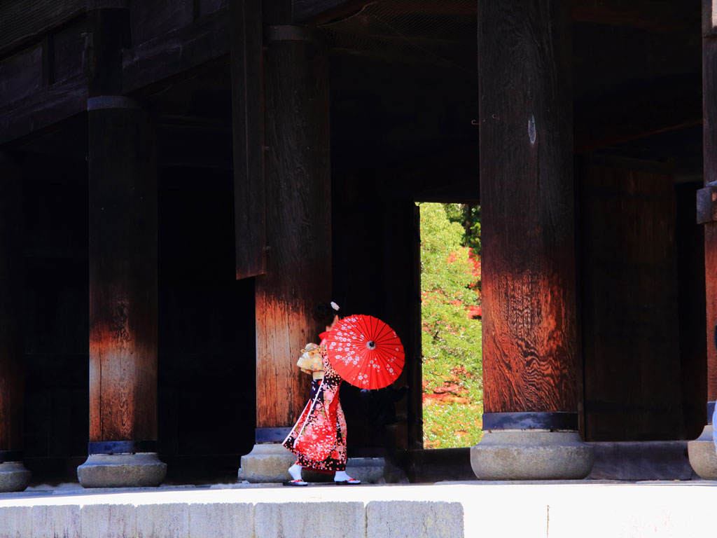 京都「南禅寺」山門と振り袖姿の女性
