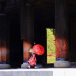 四季の風景「京都南禅寺」西日映える山門と振り袖の乙女