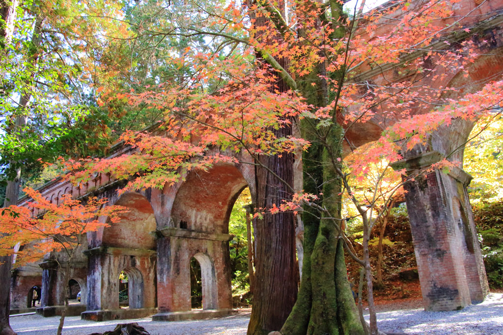 京都「南禅寺」水路閣の紅葉風景