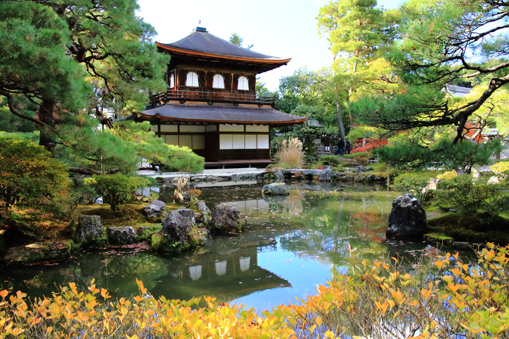 京都「銀閣寺」錦鏡池に映える銀閣