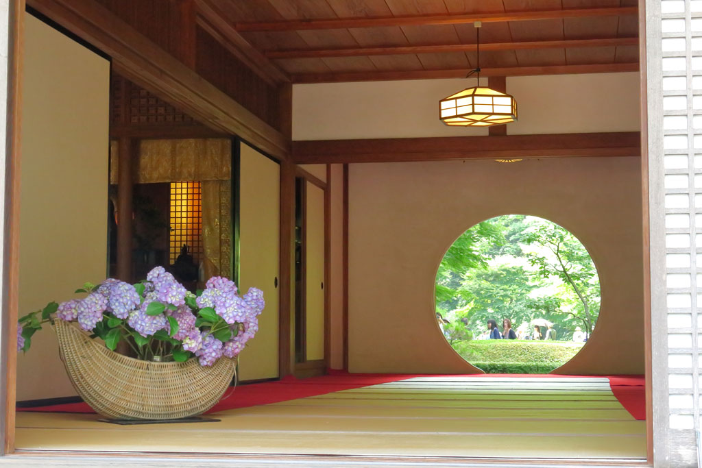 鎌倉「明月院」方丈正面の丸窓からの裏庭園