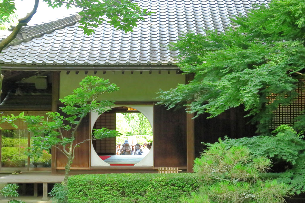 鎌倉「明月院」裏庭園から方丈を望む