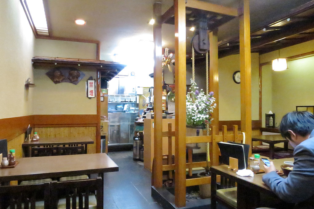 東京都新宿区蕎麦店「志な乃」店内