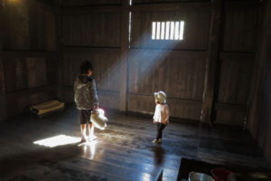 「川崎市立日本民家園」窓から差し込む光に遊ぶ