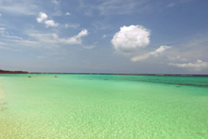 宮古島諸島「下地島」パイロット訓練飛行場脇のビーチ風景
