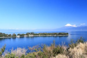 沼津市「大瀬」遠く富士を望む大瀬崎の風景