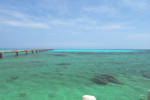 宮古島諸島「下地島」珊瑚海に伸びる飛行機誘導路