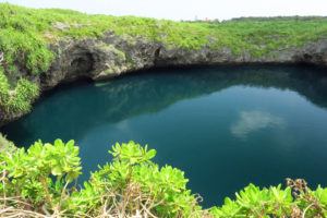 宮古島諸島「下地島」神秘的な「通り池」