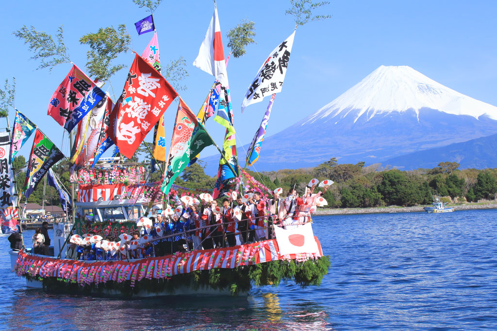 沼津市「大瀬まつり」祭り船と富士山