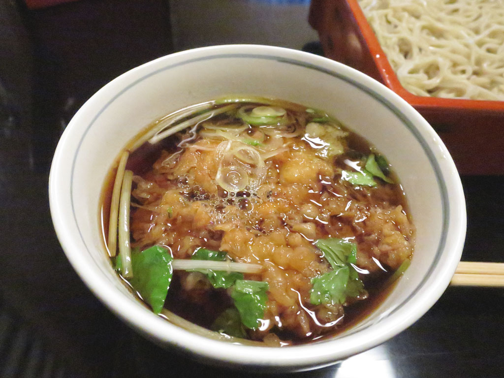 東京都港区蕎麦店「室町砂場 赤坂店」つけ汁に浸したかき揚げ