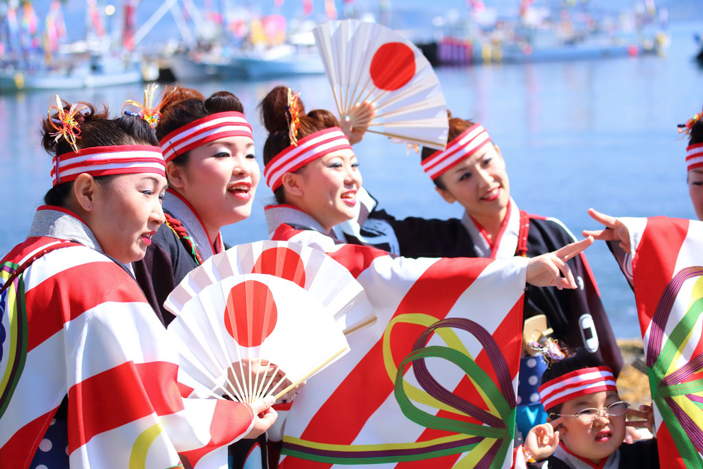 沼津市「大瀬まつり」祭り化粧の女性群