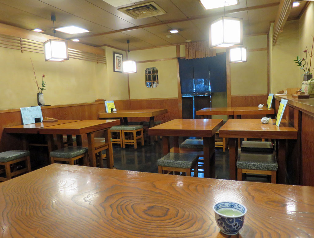 東京港区蕎麦店「竹泉」店内