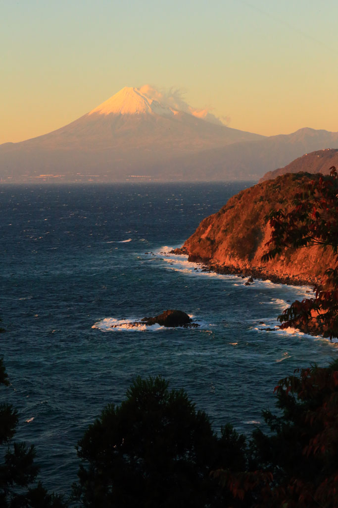 西伊豆「恋人岬」夕景に染まる富士