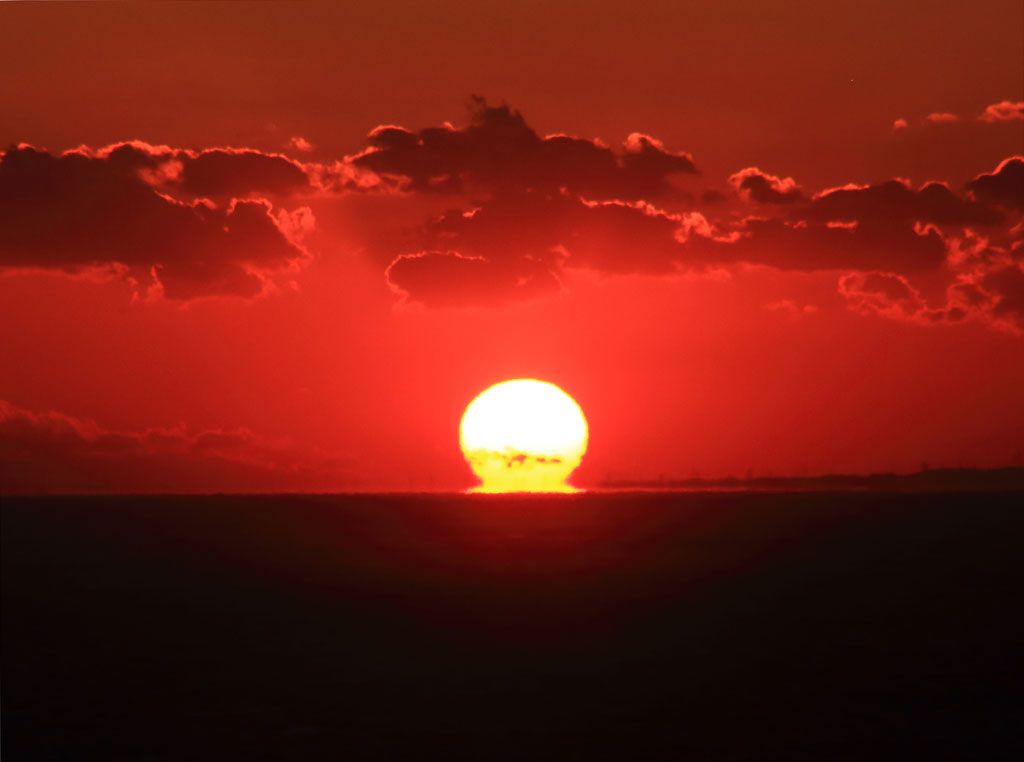 西伊豆「恋人岬」水平線に沈むダルマ夕日