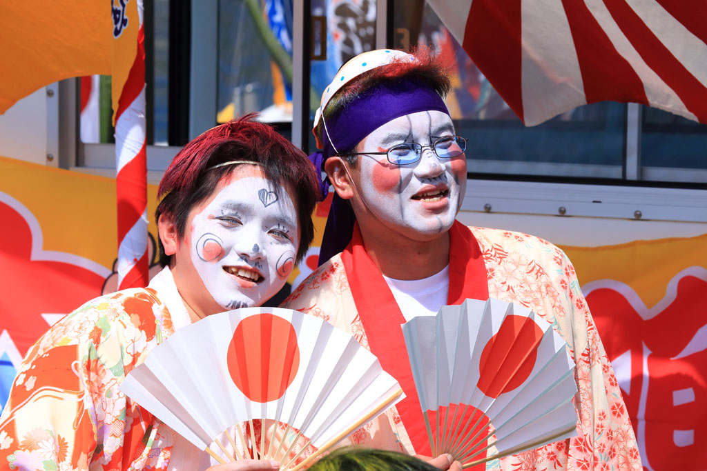沼津市「大瀬まつり」女装した若衆のポーズ