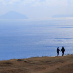 伊東市「大室山」伊豆七島を望む山頂のカップル