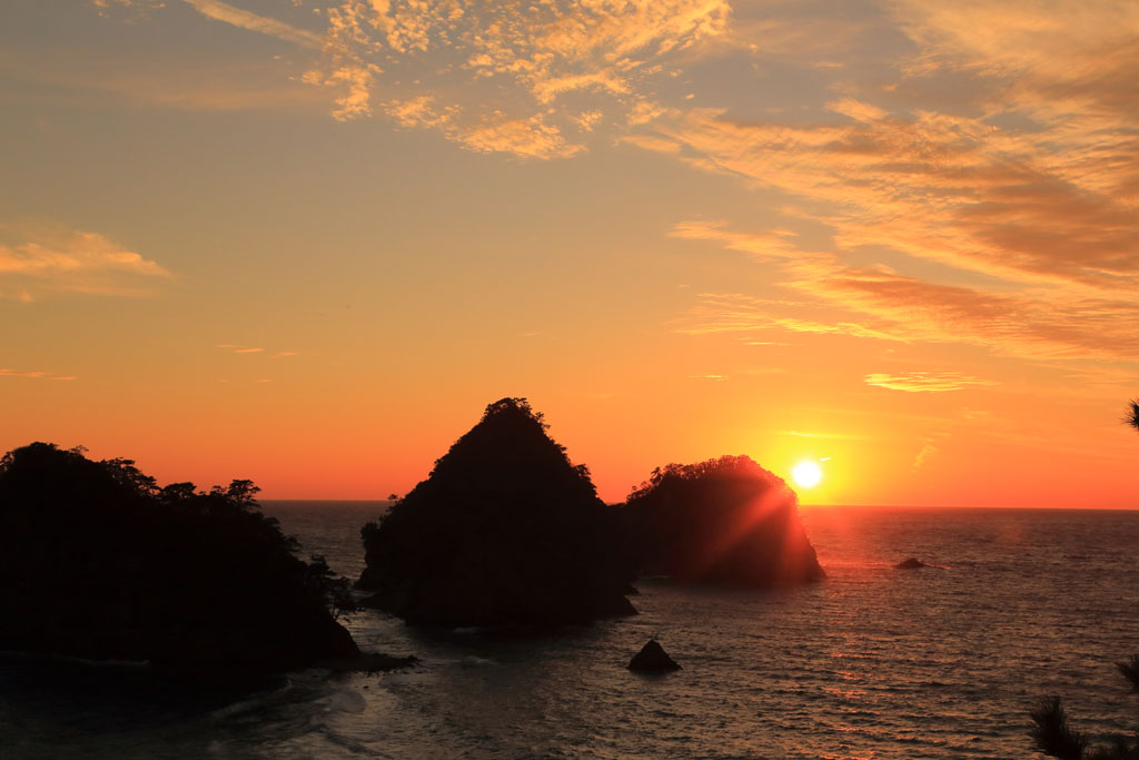 西伊豆「三四郎島」瀬島沖に沈む夕日