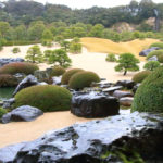 四季の風景「足立美術館」庭石が濡れる雨の枯山水庭