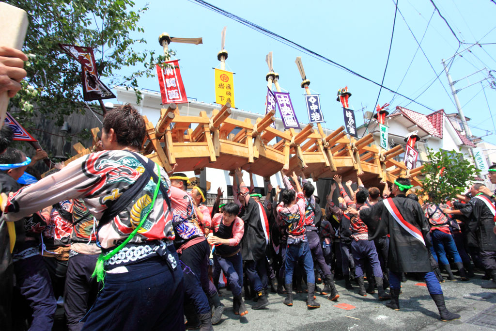 下田市「下田太鼓祭り」太鼓橋を作り始める