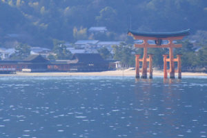 早春の「厳島神社」沖合から本殿を望む