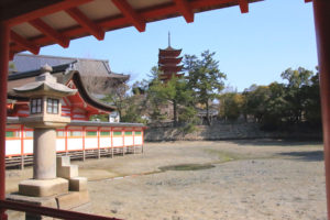 早春の「厳島神社」干潮時の丸池を望む