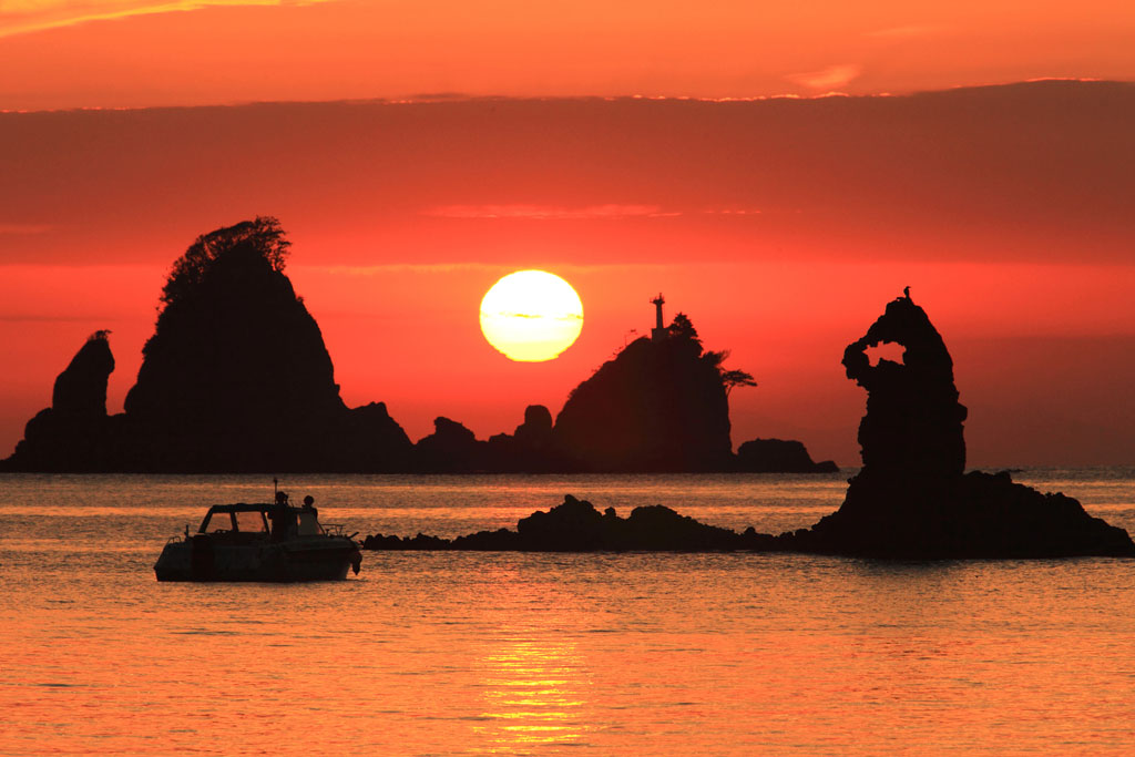 西伊豆「大田子海岸」夕日とボート上のカップル