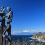 伊豆市「恋人岬」遠く富士を望むブロンズ像