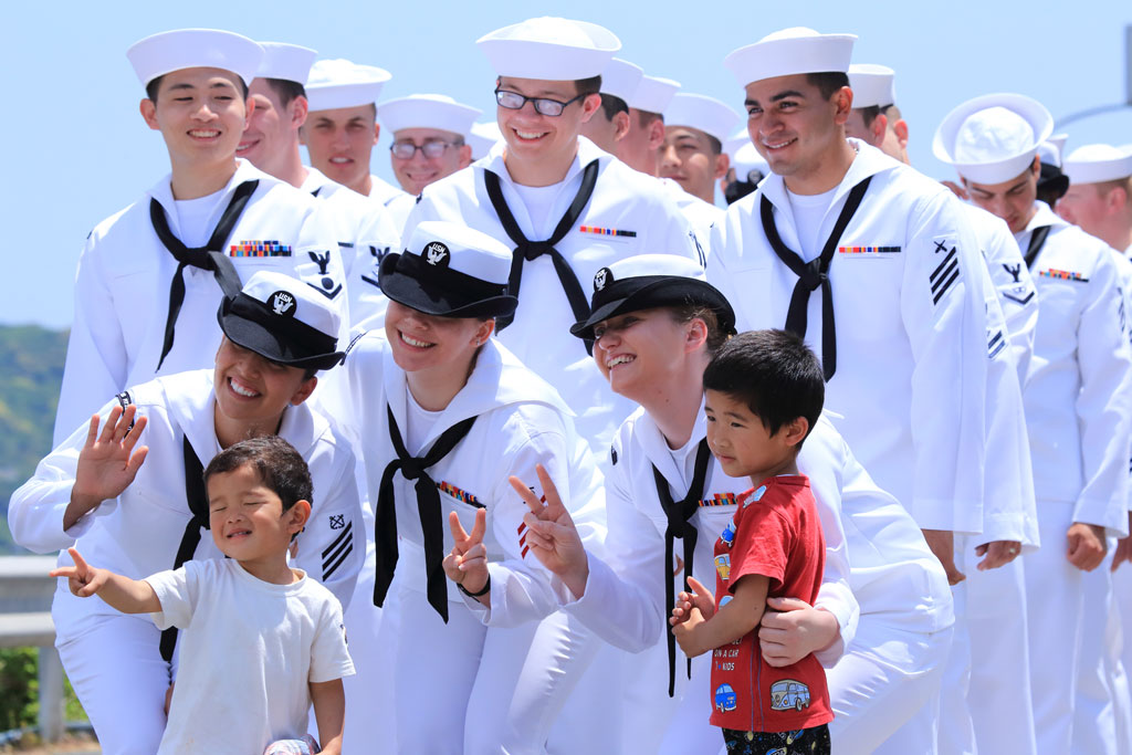 下田市「下田黒船祭」米軍水兵と幼児の記念撮影