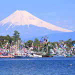 沼津市「大瀬まつり」富士を背景に祭り船の集合