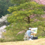 伊東市「松川湖」キャンバスに桜風景を描く