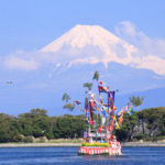 沼津市「大瀬まつり」富士に映える祭り船
