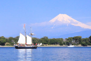 沼津市「大瀬」帆船が映える富士の風景