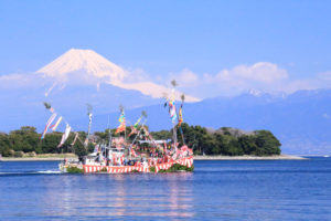 沼津市「大瀬」大瀬崎を行く祭り船と富士の光景