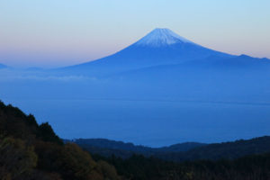 伊豆富士山絶景「達磨山」未明に浮かぶ富士