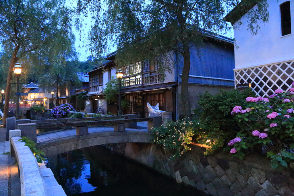 下田市「ペリーロード」灯がともる夕暮れのペリーロード