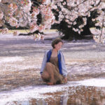 「春の新宿御苑」桜の下でポーズ