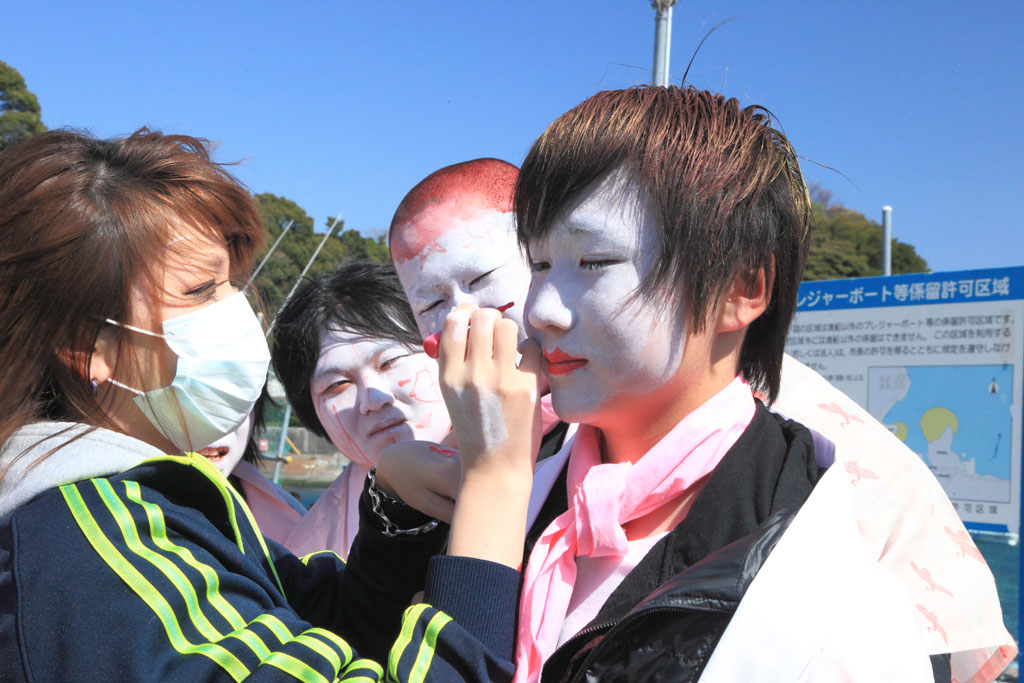 沼津市「大瀬まつり」化粧する若衆