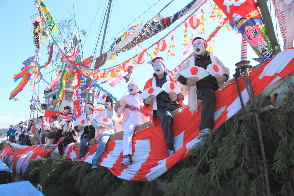 沼津市「大瀬まつり」祭り船出航前の勇み踊り