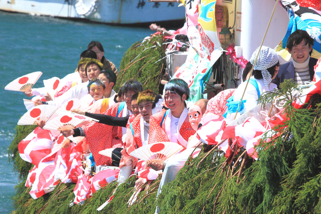 沼津市「大瀬まつり」祭り船船上での勇み踊り