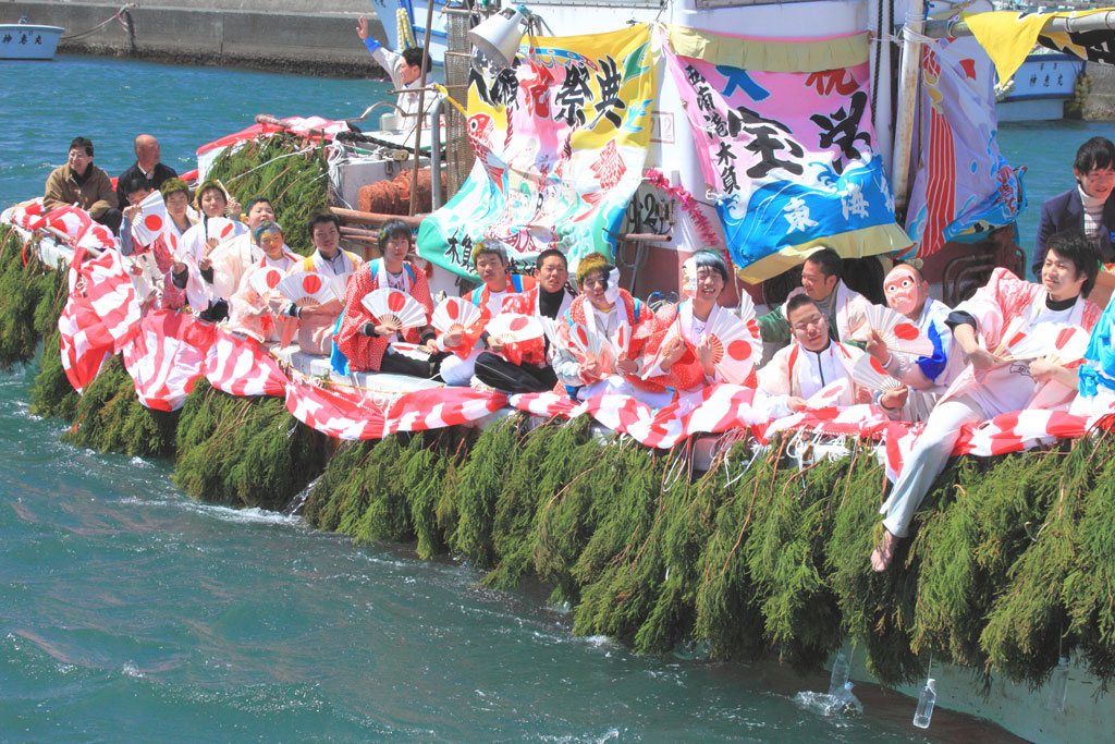 沼津市「大瀬まつり」日の丸扇子で踊る