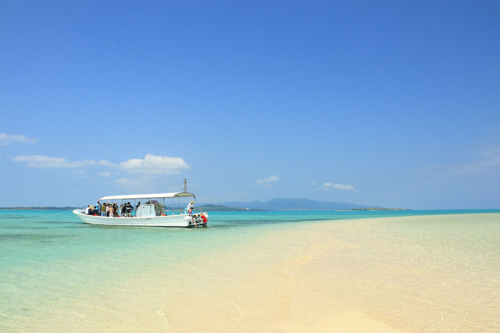 八重山諸島「幻の島」砂上に島に寄せるボート