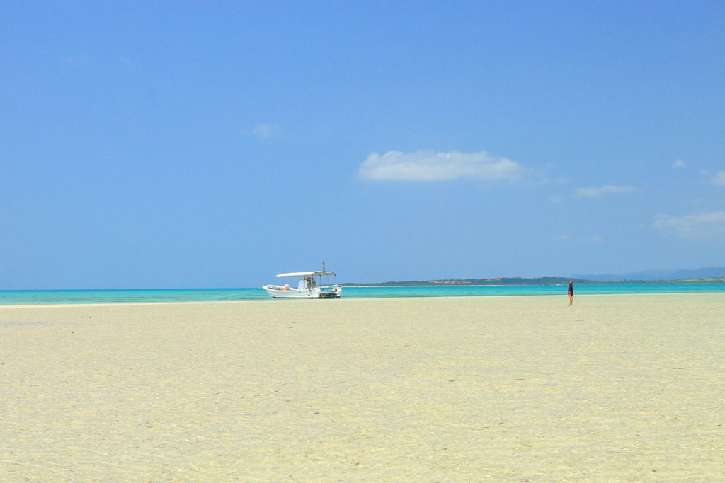 八重山諸島「幻の島」広大な島にボート一隻と一人