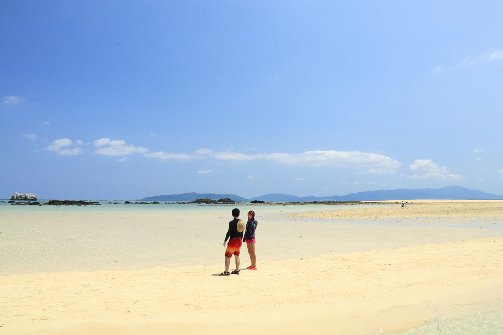八重山諸島「幻の島」島に上陸したカップル