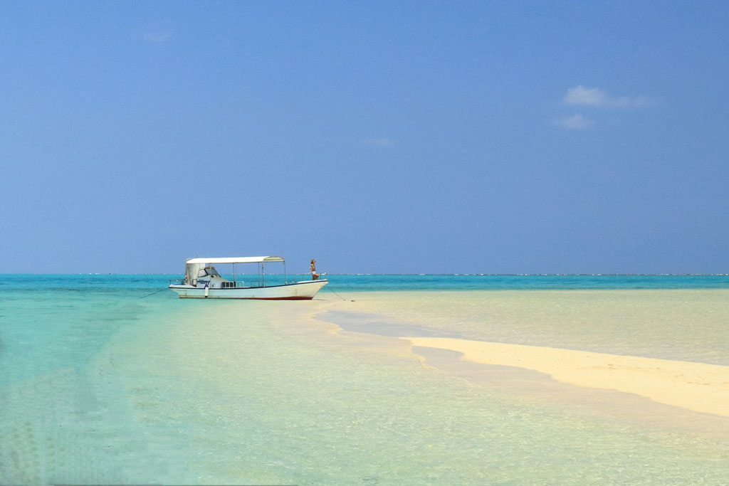 八重山諸島「幻の島」停泊したボート上の女性