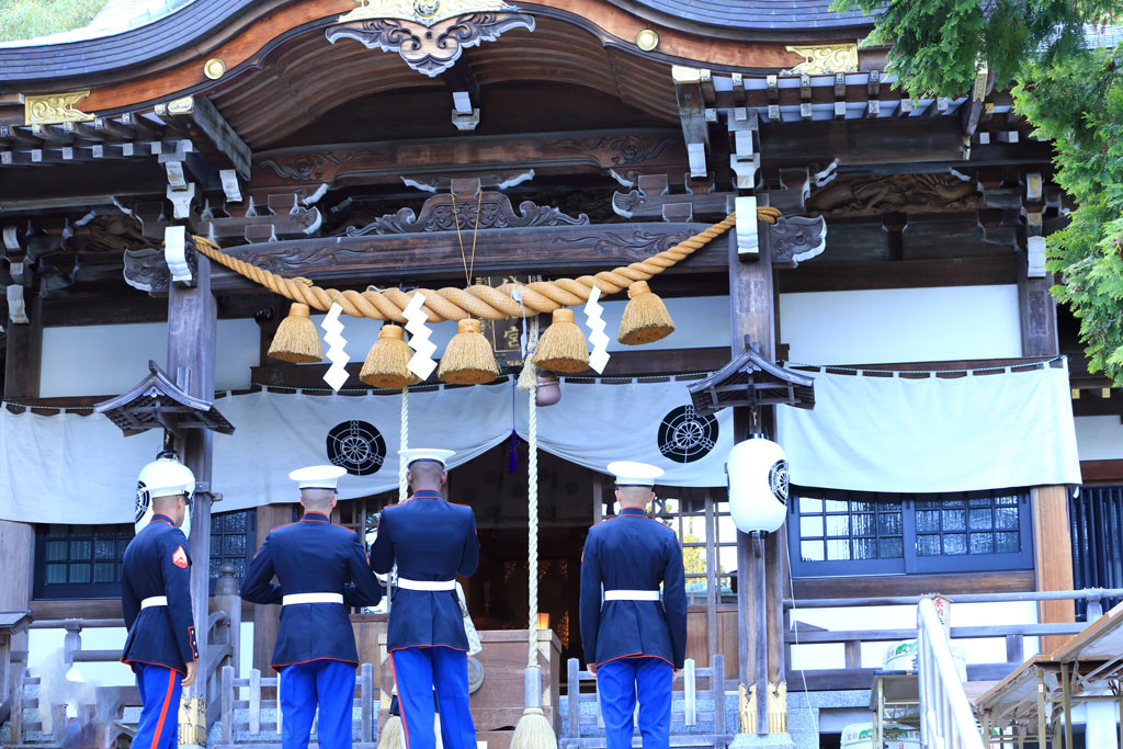 下田市「下田黒船祭」八幡神社を詣でる米兵